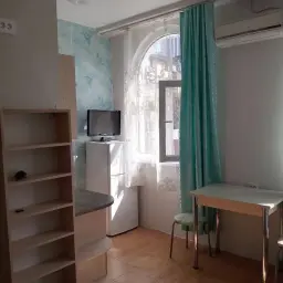 Дешевая студия с зелеными шторами в Сочи на КвартСочи продается